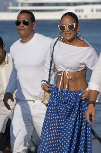JLO-2327b09f1928a32364.jpg